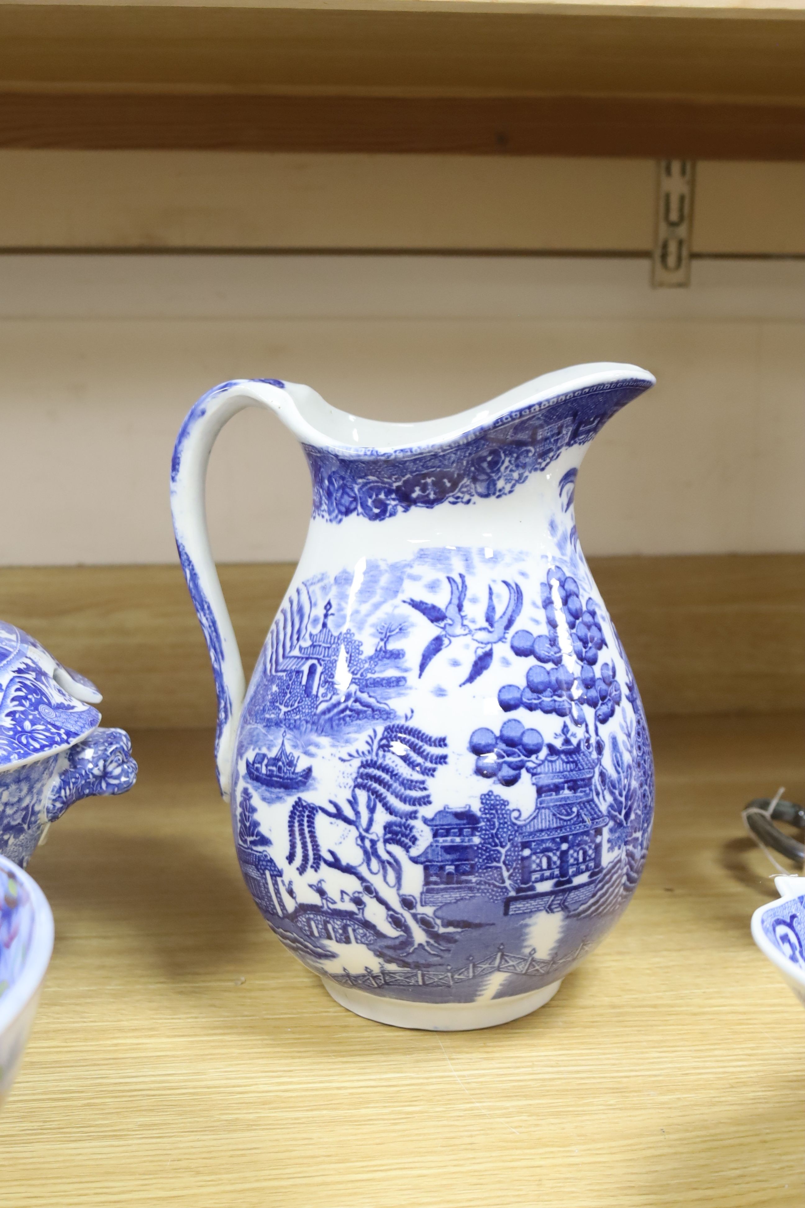 A Spode Italian pattern soup tureen, with cover, 34cm, and three other items